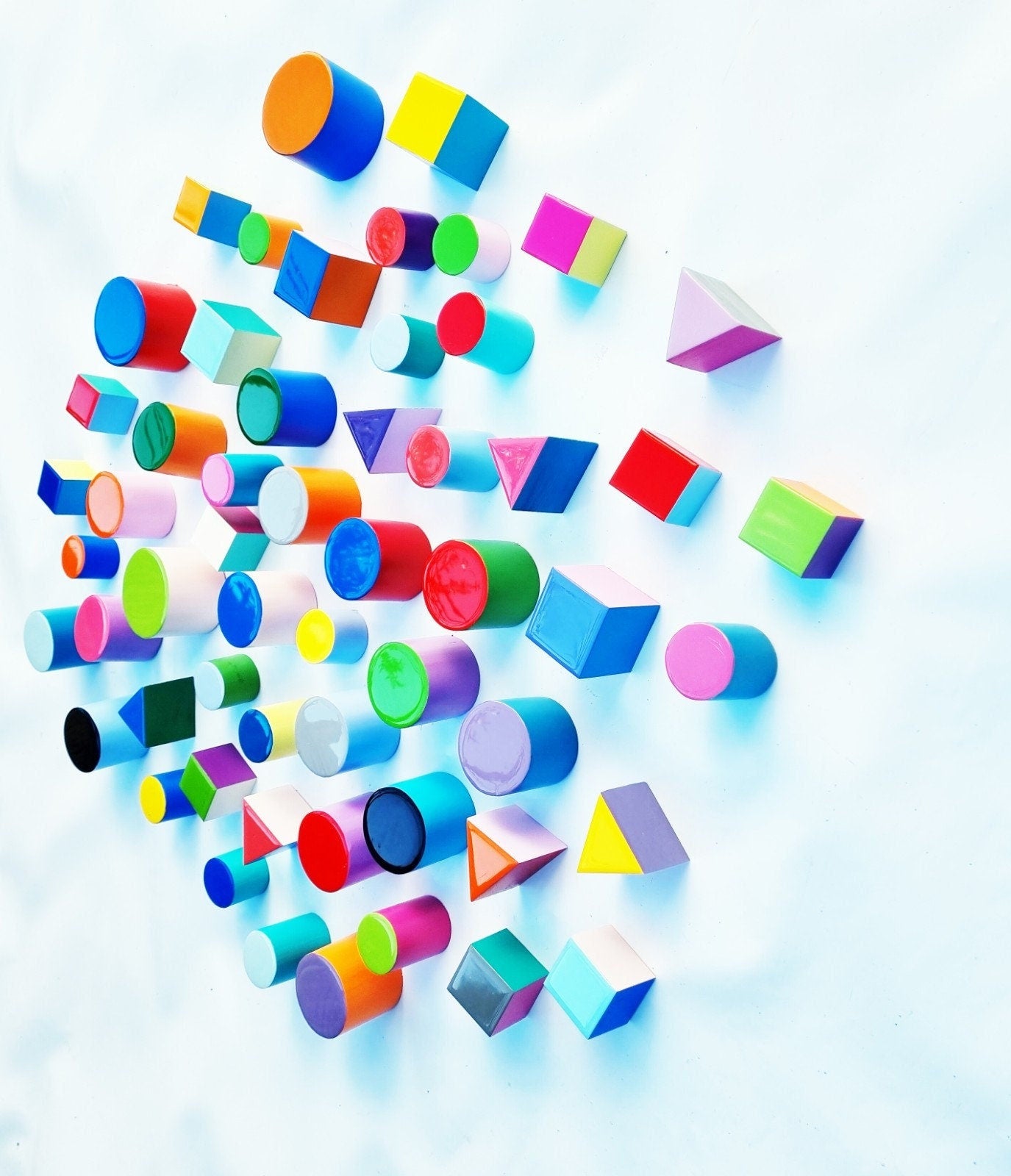 PACKS of hand painted colored wooden cubes, triangles and cylinders with shiny resin top face. Choose the number of Shapes. Self-install ©