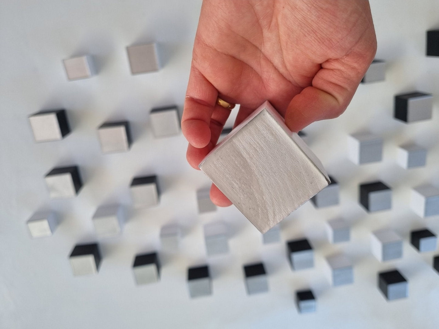 Silver wood wall art. Wood cubes, silver, white and black. Minimalist deco. Modern decoration. Geometric 3d art. Sculpture art. Resin top ©