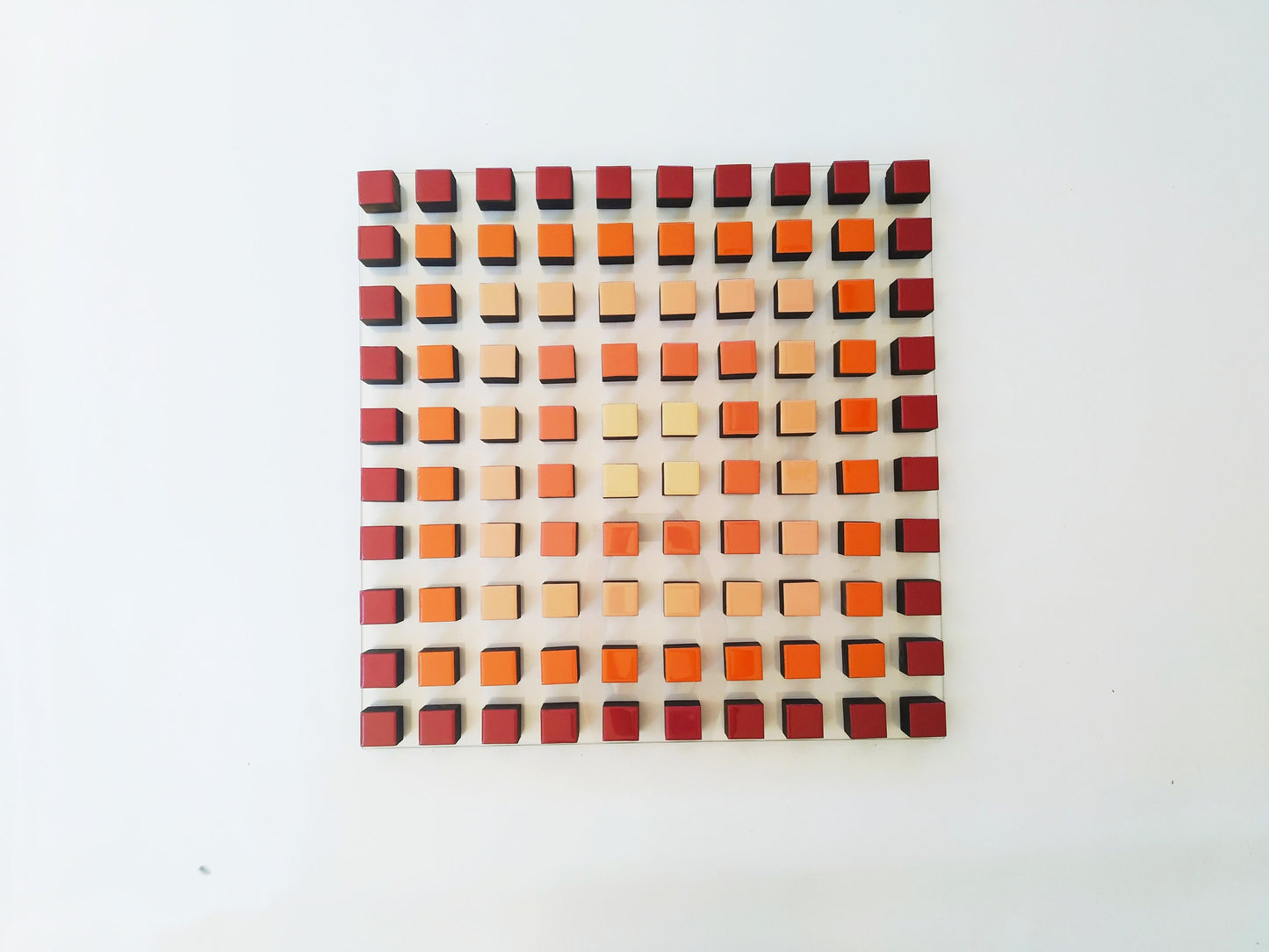 Original and unique work in wood with resin.© Each cube is a brilliant little work of art. Hand painted in gradient color grid layout