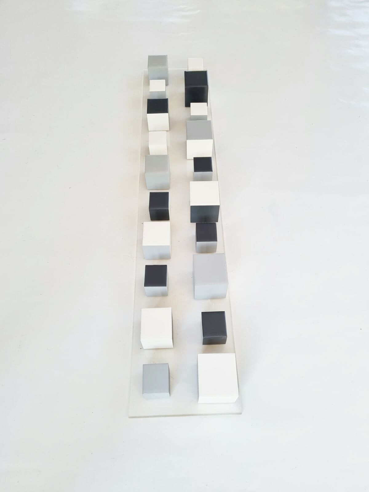 Black and white wood art. Narrow and long wood wall art. Modern art. Sculpture 3d. Resin finish. It can be hung vertically or horizontally ©