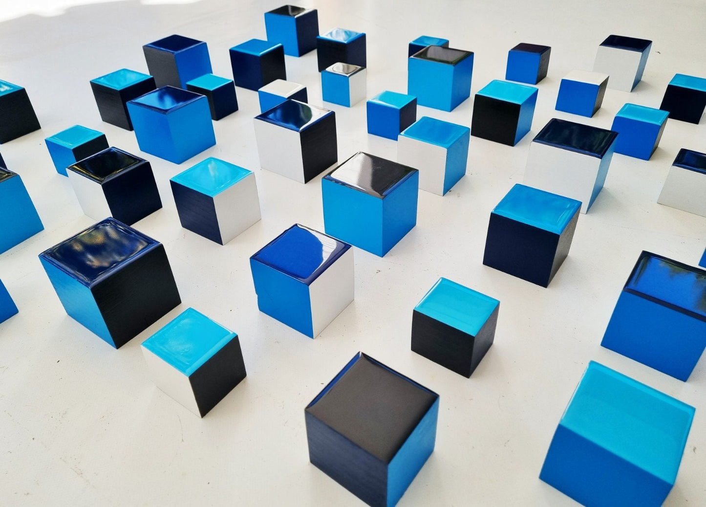 Pack of hand painted cubes. Blue colors. 3Dart. High quality,shiny epoxy resin front face,Choose the number of Self install wall art cubes ©