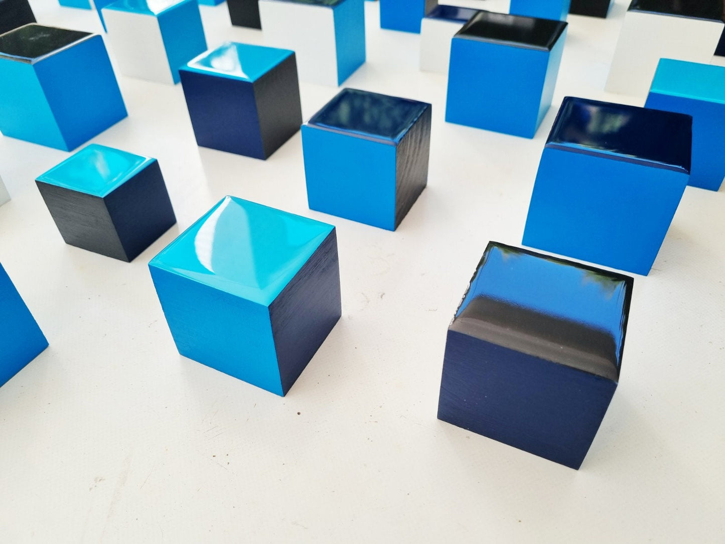 Pack of hand painted cubes. Blue colors. 3Dart. High quality,shiny epoxy resin front face,Choose the number of Self install wall art cubes ©