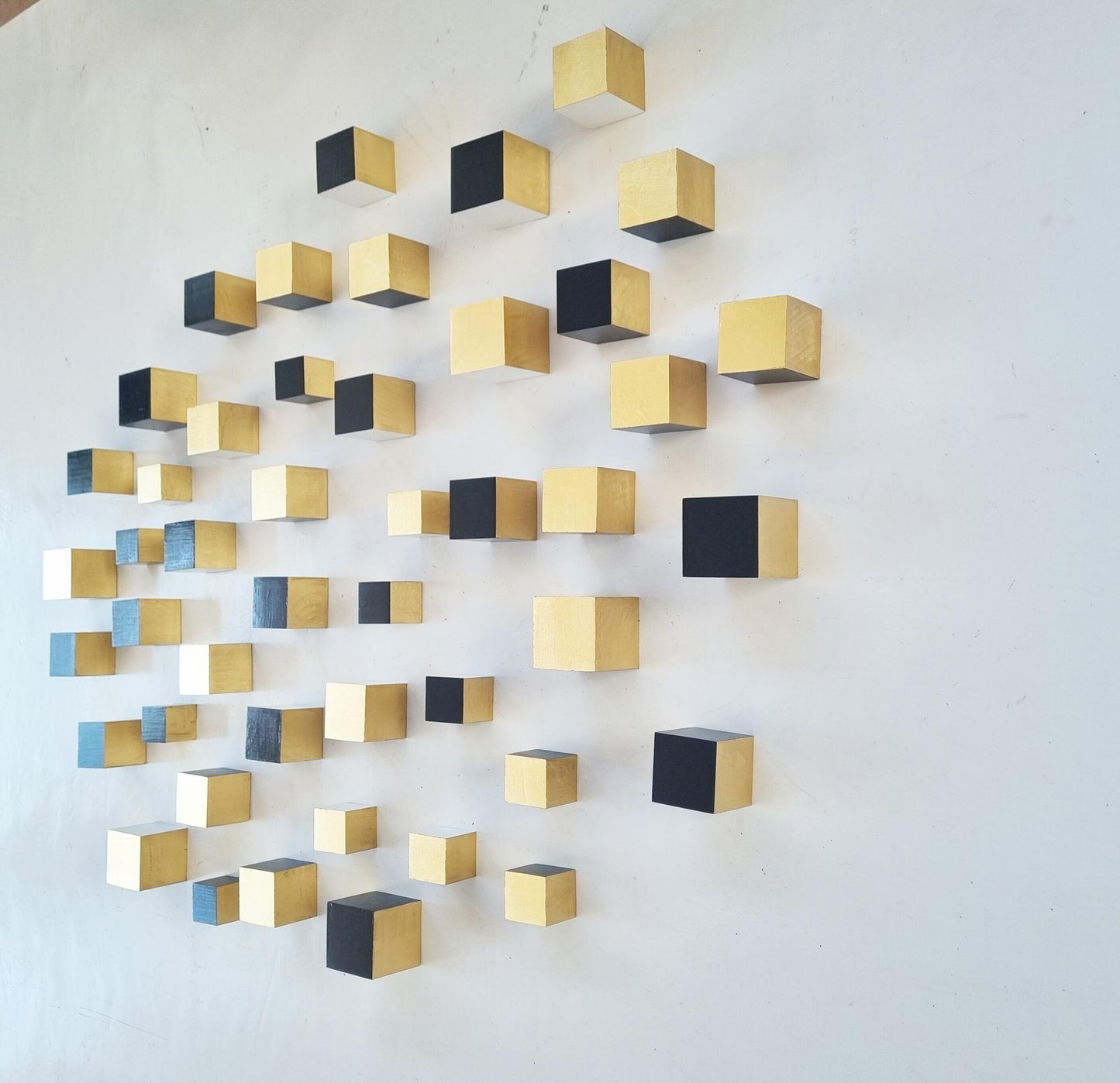 Modern Sculpture 3D wood wall art. Packs of hand-painted cubes, B&W and gold leaf. You can choose the number of wood cubes and sizes©