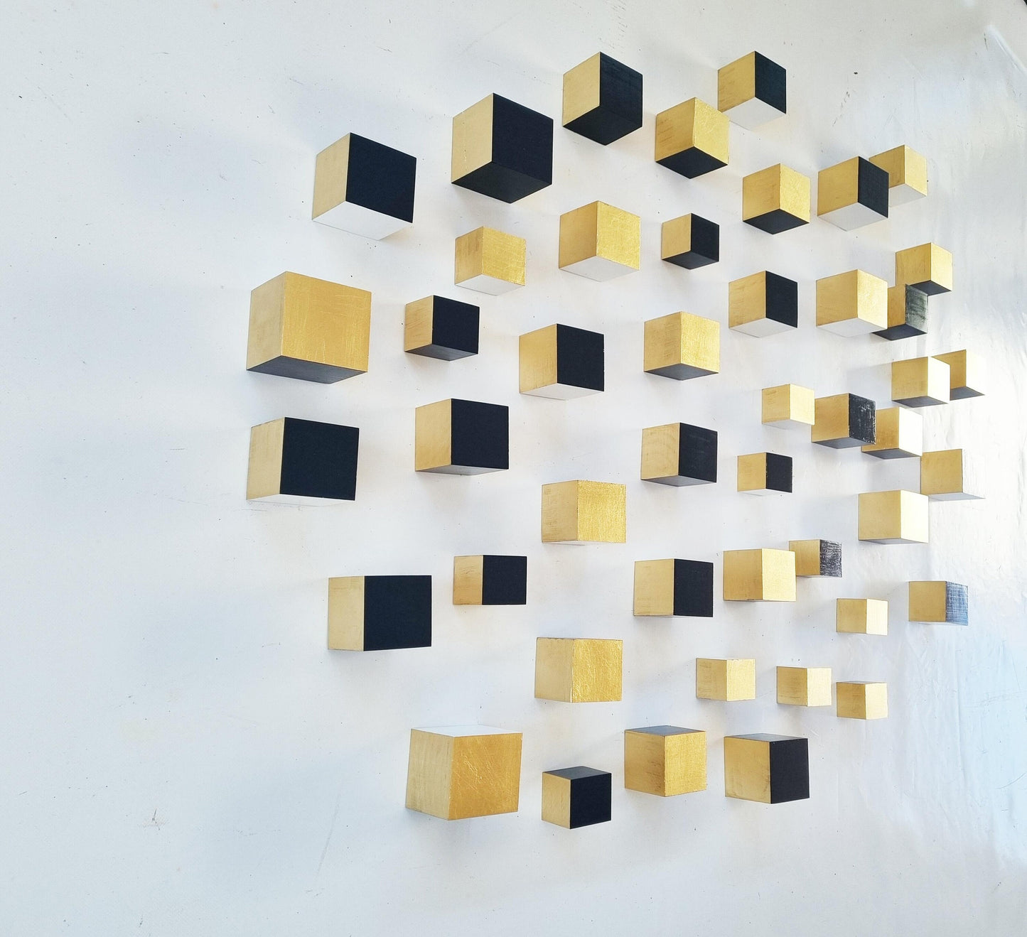 Modern Sculpture 3D wood wall art. Packs of hand-painted cubes, B&W and gold leaf. You can choose the number of wood cubes and sizes©